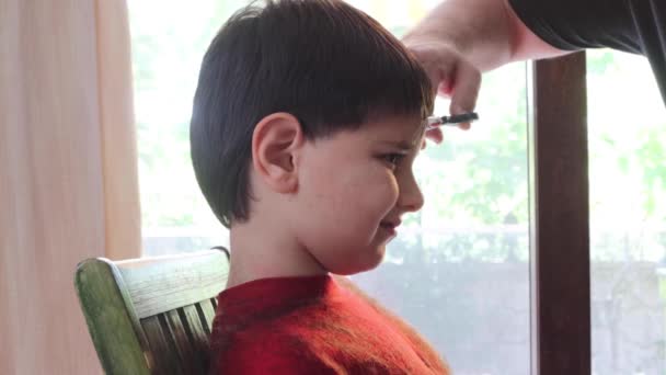 Coupe de cheveux à la maison. Épidémie d'infection à coronavirus COVID-19 — Video