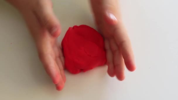 Childs mãos jogando argila colorida na mesa. Desenvolvimento de habilidades motoras finas de dedos e criatividade, educação — Vídeo de Stock