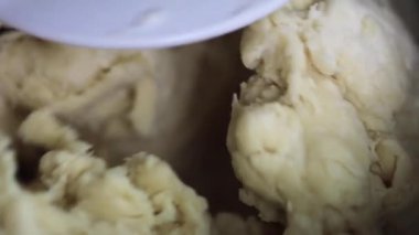 Hamur karışımı otomatik mutfak gereçlerinde yoğuruyor çünkü şef malzemeleri karıştırıyor. Yavaşça sola kaydır.