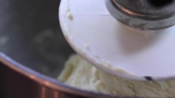 Mélange de pâte pétrissant dans l'appareil de cuisine automatique comme chef mélange les ingrédients. Panoramique lente à gauche. — Video