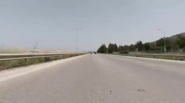 Dağ yolundaki aracın en üst görüntüsünden sürüş görüntüsü 