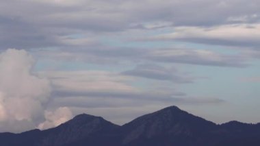 Yağmur bulutları dağların üzerinde toplandı.