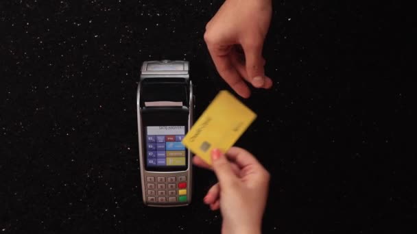 Érintésmentes fizetés hitelkártyagéppel — Stock videók
