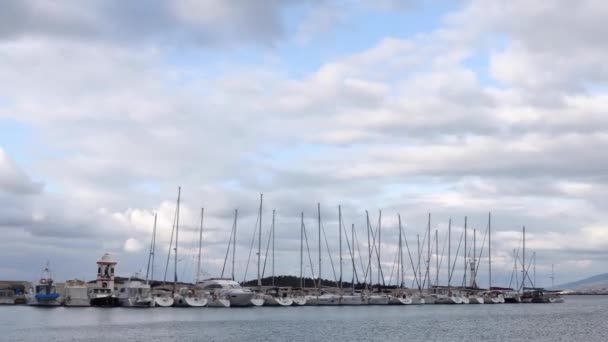 Yat limanı, iskele, urla izmir. Yat limanındaki yelkenliler bulutların altında uçuyor. Zaman akıp gidiyor. — Stok video