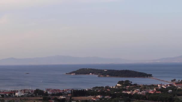 Küçük bir deniz kasabasının manzarası Urla izmir — Stok video