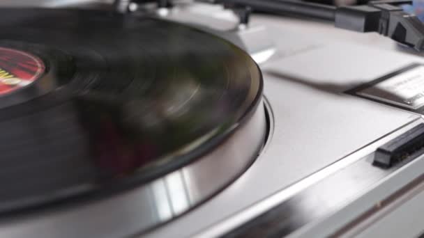 Vinyl रिकॉर्ड हाथ और सुई के साथ एक Turntable पर कताई है — स्टॉक वीडियो