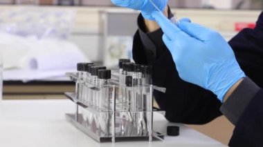 Doktor 'un Erkek Elinin Kapanışı Bir Tüp Sıvı Doldur