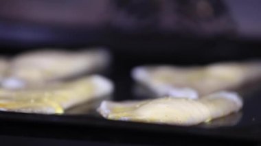 Fırında pişen börekler. Yemek pişirme görüntülerini hızlandırın