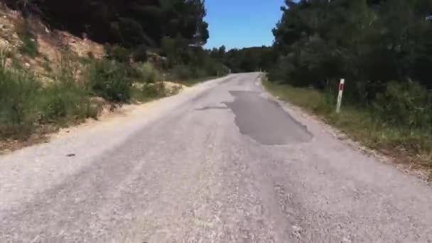 山道を走る車の上からの眺め — ストック動画