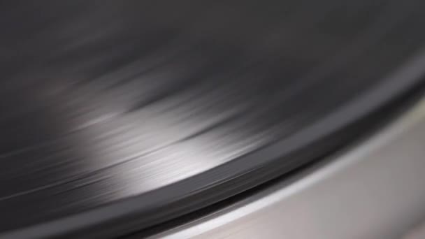 Vinyl Record se otáčí na otočném stole s paží a jehlou — Stock video