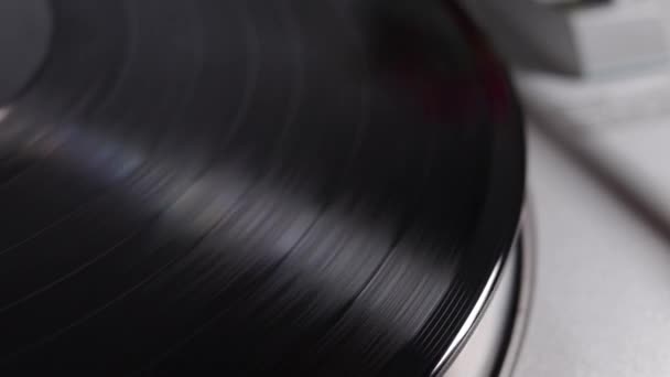 Vinyl Record se otáčí na otočném stole s paží a jehlou — Stock video