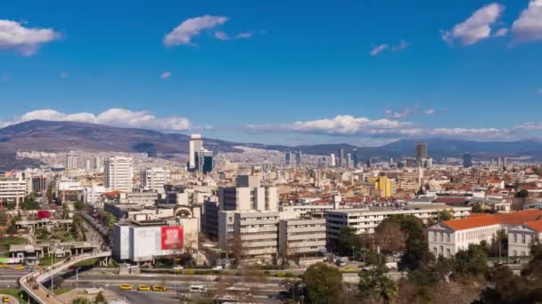 Izmir, Turquía - 10 de febrero de 2021: Torre del reloj Izmir. La famosa torre del reloj se convirtió en el símbolo de Izmir. Timelapse 4k — Vídeos de Stock