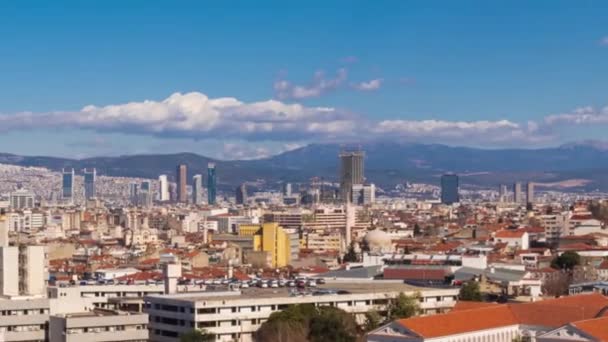 Izmir, Turquía - 10 de febrero de 2021: Torre del reloj Izmir. La famosa torre del reloj se convirtió en el símbolo de Izmir. Timelapse 4k — Vídeos de Stock