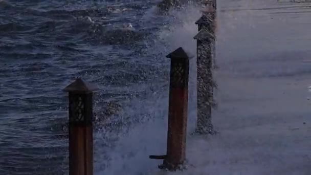 Ondas enormes colidem sobre a parede do mar durante a tempestade — Vídeo de Stock