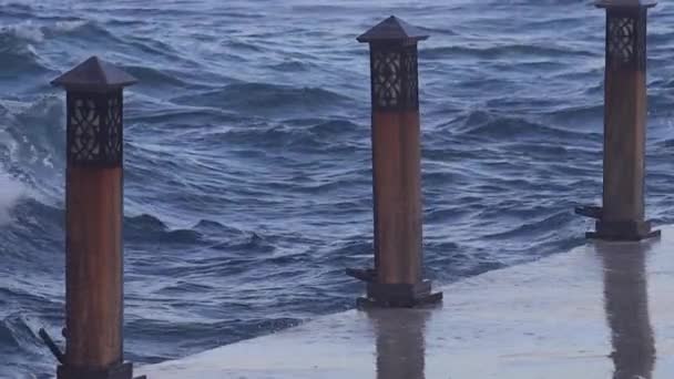 Stora vågor kraschar över havet vägg under storm — Stockvideo