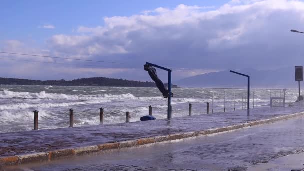 Огромные волны обрушиваются на морскую стену во время шторма — стоковое видео
