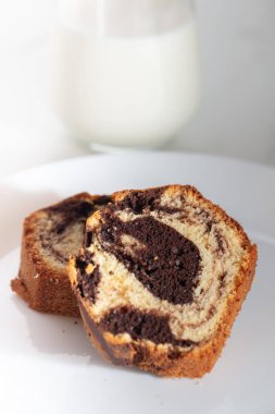 Beyaz tabak ve ahşap masa üzerindeki Mermer kek dilimlerinin yakın görüntüsü