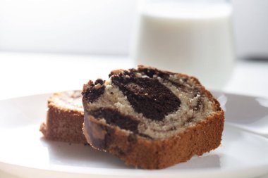 Beyaz tabak ve ahşap masa üzerindeki Mermer kek dilimlerinin yakın görüntüsü