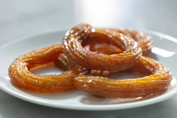 Anillo turco tradicional dulce postre Halka Tatli. Postres de círculo frito. Ramadán árabe Kareem postres dulces — Foto de Stock