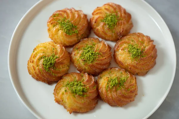 Dessert traditionnel turc et arabe de Ramadan Dessert au fromage Lor avec de la poudre de pistache et du sirop dans une assiette. — Photo