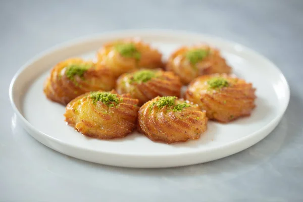 Postre tradicional turco y árabe Ramadán Postre Lor Queso Postre con pistacho en polvo y jarabe que sirve en el plato. — Foto de Stock