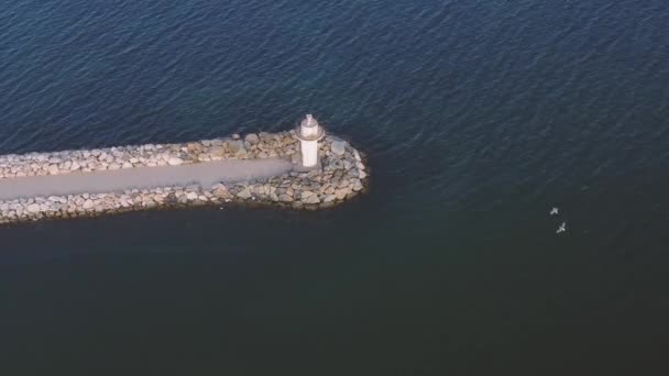 Panorama drone záběr majáku ve zlaté hodině s oceánem a sluncem — Stock video