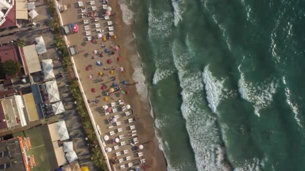 Luftaufnahme von oben am Strand von Kusadasi aus der Luft. Menschen sonnen sich. — Stockvideo