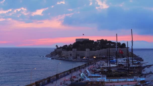 Vista aérea en el lado del puerto de la ciudad con barcos y edificios en primavera, Kusadasi Turquía — Vídeos de Stock