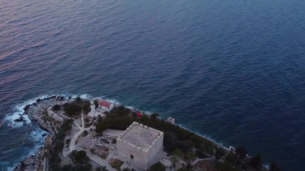 Vista aerea sul lato del porto della città con barche ed edifici all'ora primaverile, Kusadasi Turchia — Video Stock