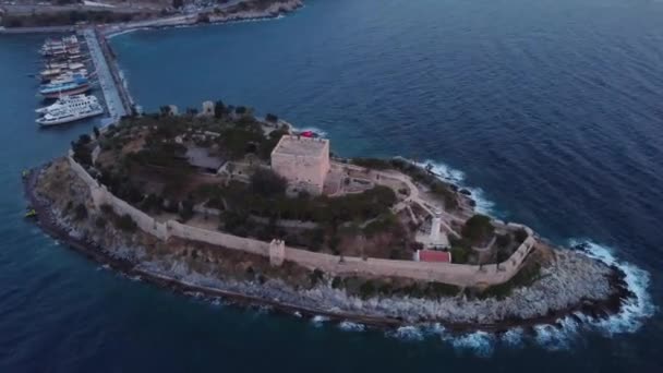 Vista aerea sul lato del porto della città con barche ed edifici all'ora primaverile, Kusadasi Turchia — Video Stock