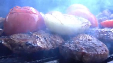 Piknik için ızgara, Sokak Fast Food, Izgara Izgara Pişirme, Karışık Kızarmış Et ve Sebzeler Mangalda