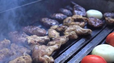 Piknik için ızgara, Sokak Fast Food, Izgara Izgara Pişirme, Karışık Kızarmış Et ve Sebzeler Mangalda