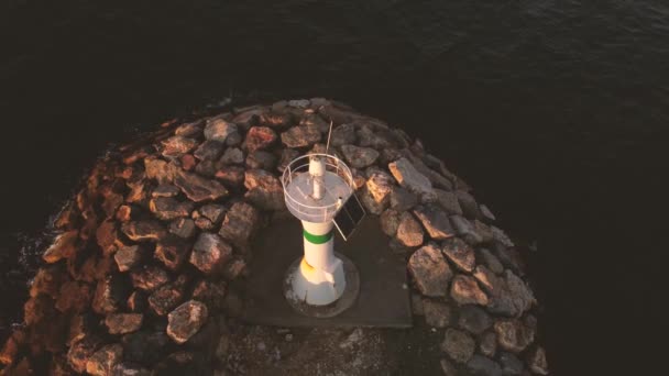 Panorama drone disparo de un faro a la hora dorada con el océano y el sol — Vídeo de stock