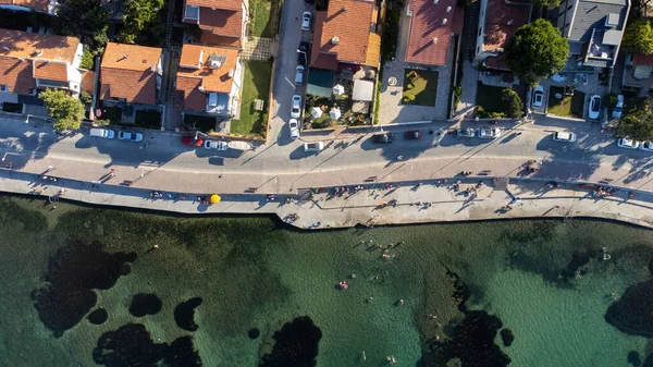 Horní pohled na pláž s deštníkem. Zlaté písky, Izmir, Turecko — Stock fotografie