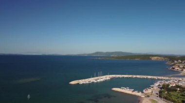 Urla, İzmir, Türkiye - Haziran 2021: Köy manzarası 