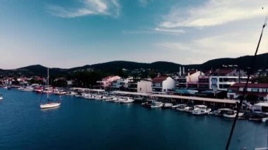 Urla, İzmir, Türkiye - Haziran 2021: Köy manzarası 