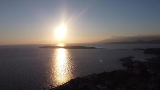 Urla, Izmir, Turcja - czerwiec 2021: Widok na port wiejski. Łodzie rybackie w porcie podczas zamknięcia pandemii Covid-19. W pobliżu molo jest wiele łodzi rybackich.. — Wideo stockowe