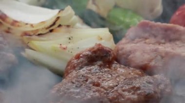 Sıcak Barbeküde Lezzetli Köfte