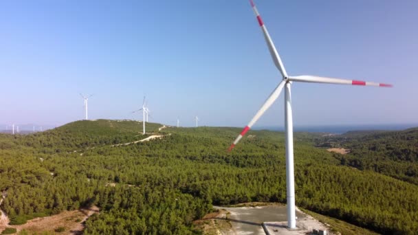 Flygfoto över gårdens landskap och vindkraftverk som genererar ren förnybar energi. Produktion av förnybar energi för den gröna ekologiska världen. — Stockvideo