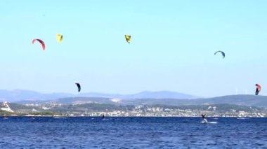 Gulbahce, - İzmir Ağustos 03 - 2021: Uçurtma sörfü uçurtma uçuşu noktasında uçurtma ile sörf. 