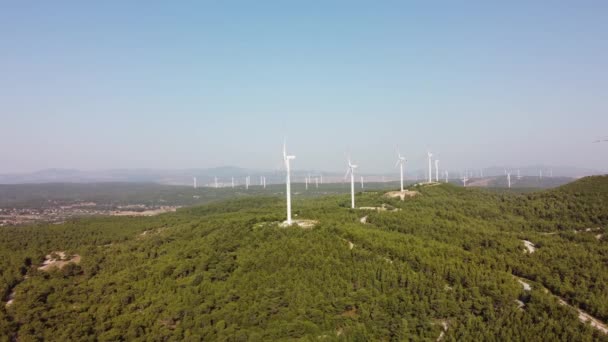 Vista aérea sobre a paisagem agrícola e turbinas eólicas gerando energia renovável limpa. Produção de energia renovável para o mundo ecológico verde. — Vídeo de Stock