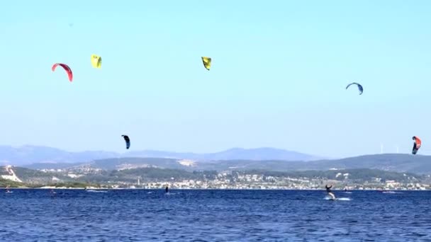 Gulbahce, - Izmir srpen 03 - 2021: Kitesurfer surfování v gulbahce kitesurfing point s drakem. — Stock video