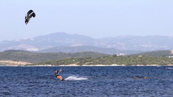 Gulbahce, - Izmir agosto 03 - 2021: Kitesurfer surf no ponto de kitesurf gulbahce com pipa. — Vídeo de Stock