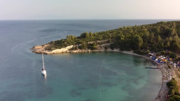 Blick von oben, Luftaufnahme eines Bootes, das auf einem transparenten und türkisfarbenen Meer segelt. Urla, izmir, Türkei. — Stockvideo