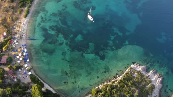 Blick von oben, Luftaufnahme eines Bootes, das auf einem transparenten und türkisfarbenen Meer segelt. Urla, izmir, Türkei. — Stockvideo