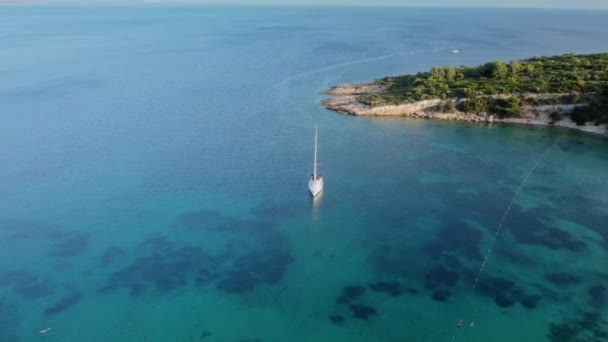 Blick von oben, Luftaufnahme eines Bootes, das auf einem transparenten und türkisfarbenen Meer segelt. Urla, izmir, Türkei. — Stockvideo