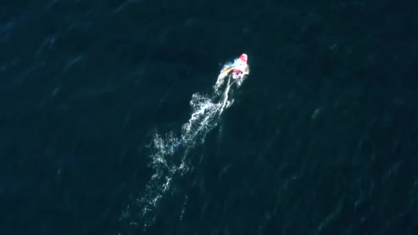 Vue aérienne par drone d'un homme à la planche à voile en mer Égée. Eau transparente. — Video