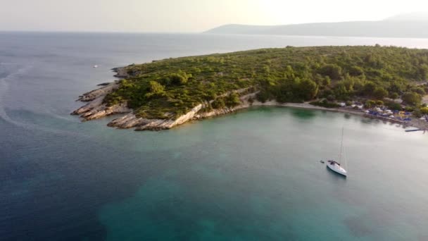 Blick von oben, Luftaufnahme eines Bootes, das auf einem transparenten und türkisfarbenen Meer segelt. Urla, izmir, Türkei. — Stockvideo