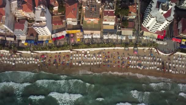 Luftaufnahme von oben am Strand von Kusadasi aus der Luft. Menschen sonnen sich. — Stockvideo