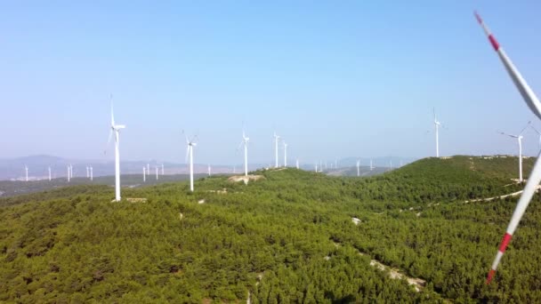 Uitzicht vanuit de lucht op het boerenlandschap en windturbines die schone hernieuwbare energie opwekken. Duurzame energieproductie voor de groene ecologische wereld. — Stockvideo